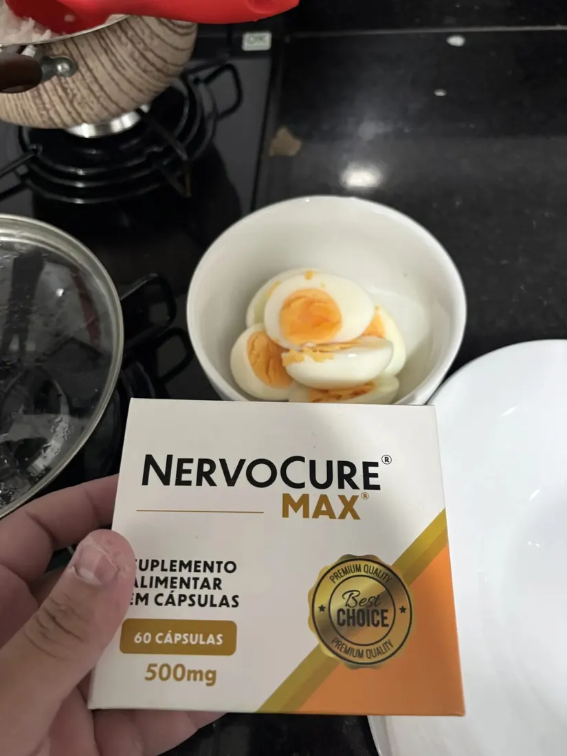 Caixa de NervoCure Max segurada na mão